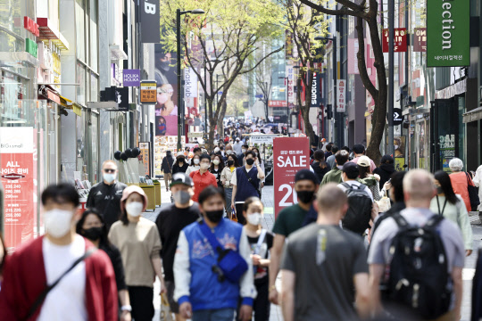 이달 10일 오후 시민들이 서울 명동거리를 걷고 있다. <연합뉴스>